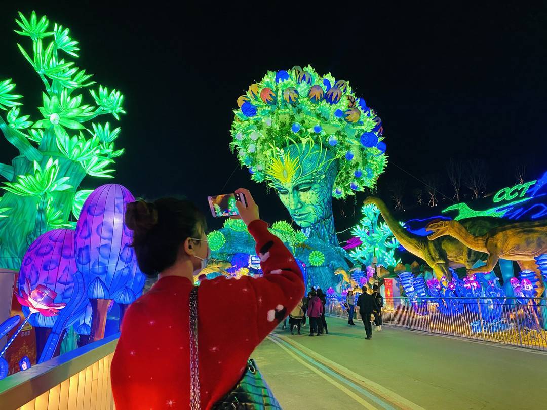中华彩灯大世界全新开园!第27届自贡国际恐龙灯会线下亮灯