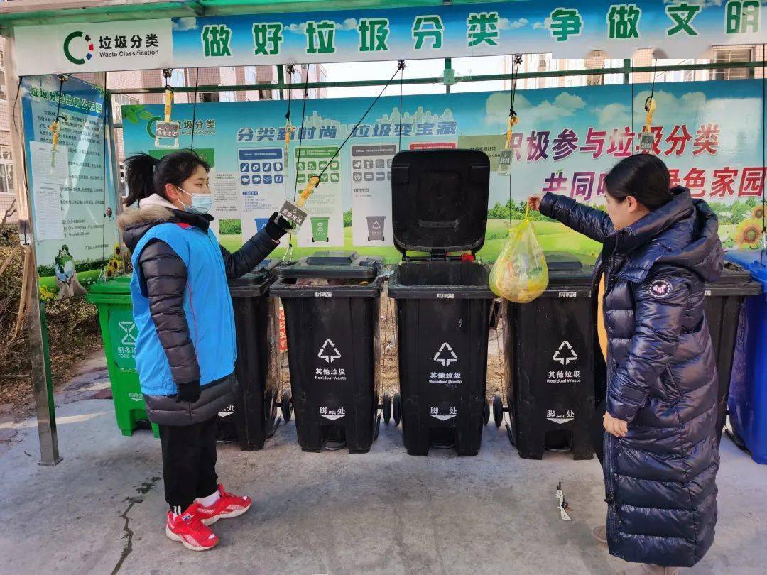 图文:平谷第一小学 美丽少年 美丽无限——桶前值守垃圾分类光盘行动