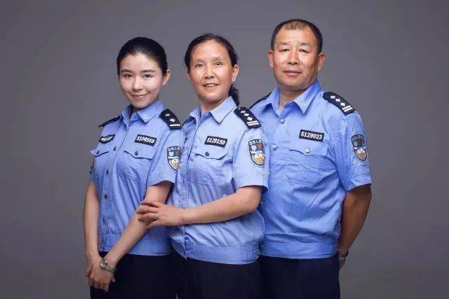 李焕英,身着警装的你惊艳了时光_妈妈