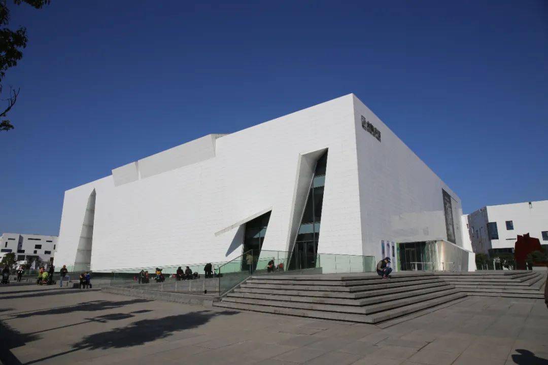 合美术馆东南边上的白盒子藏着武汉的艺术世界
