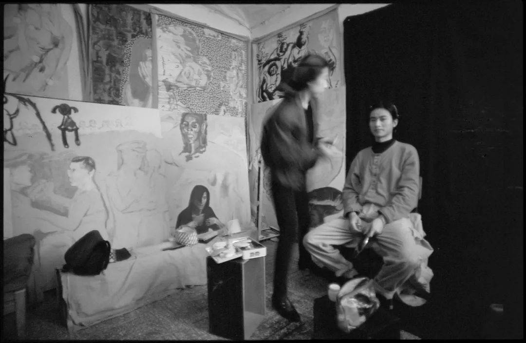 马六明在东村实施行为艺术作品《芬·马六明》前的化妆