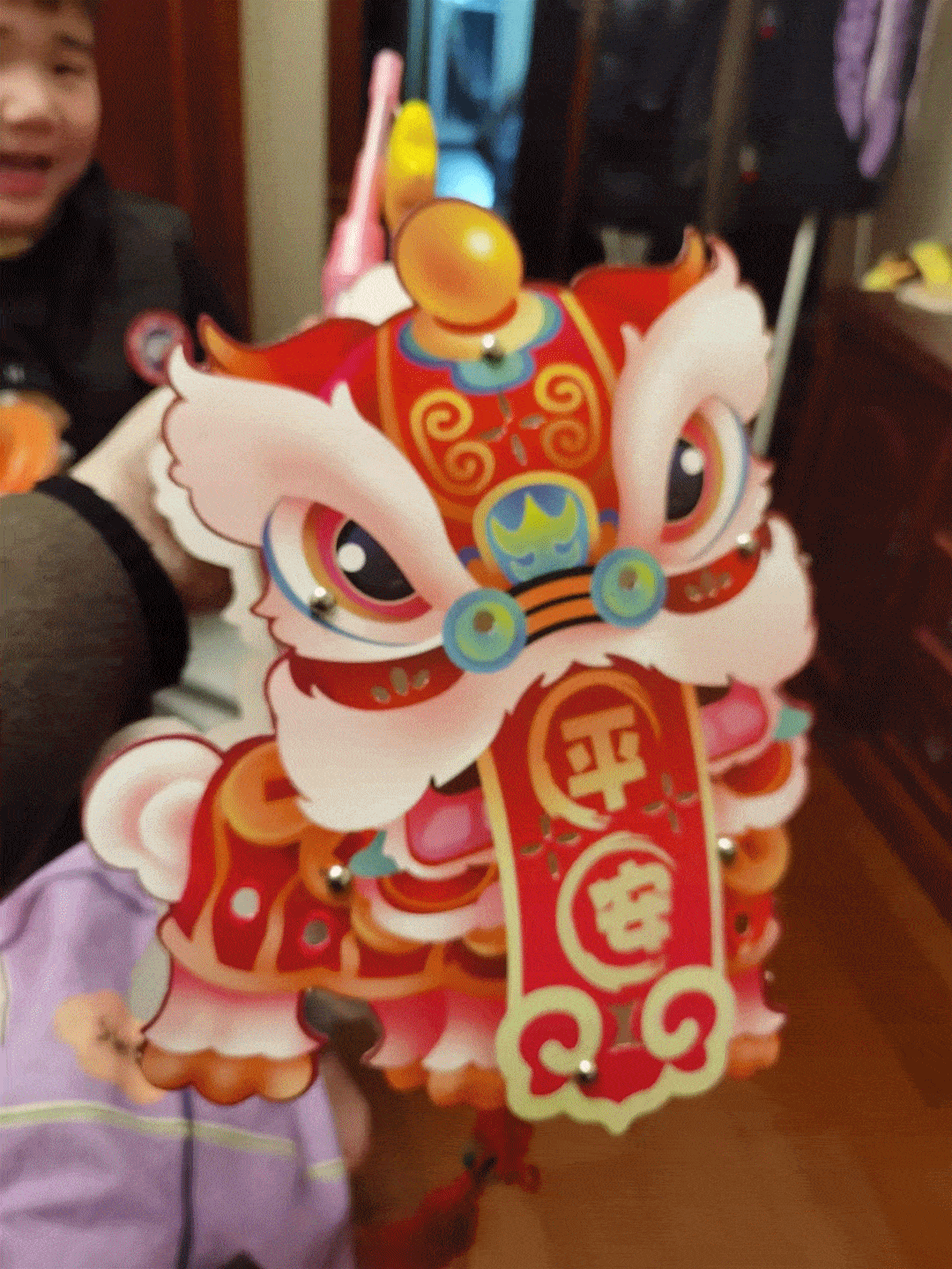 cai  猜  deng  灯  mi  谜  猜灯谜,与灯笼相伴而生 书于灯,映于烛