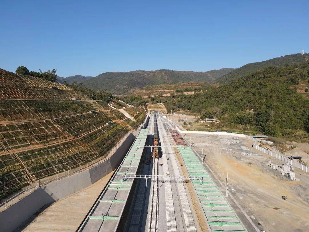 普洱火车通车还会远吗?中老铁路王岗山隧道完成铺轨