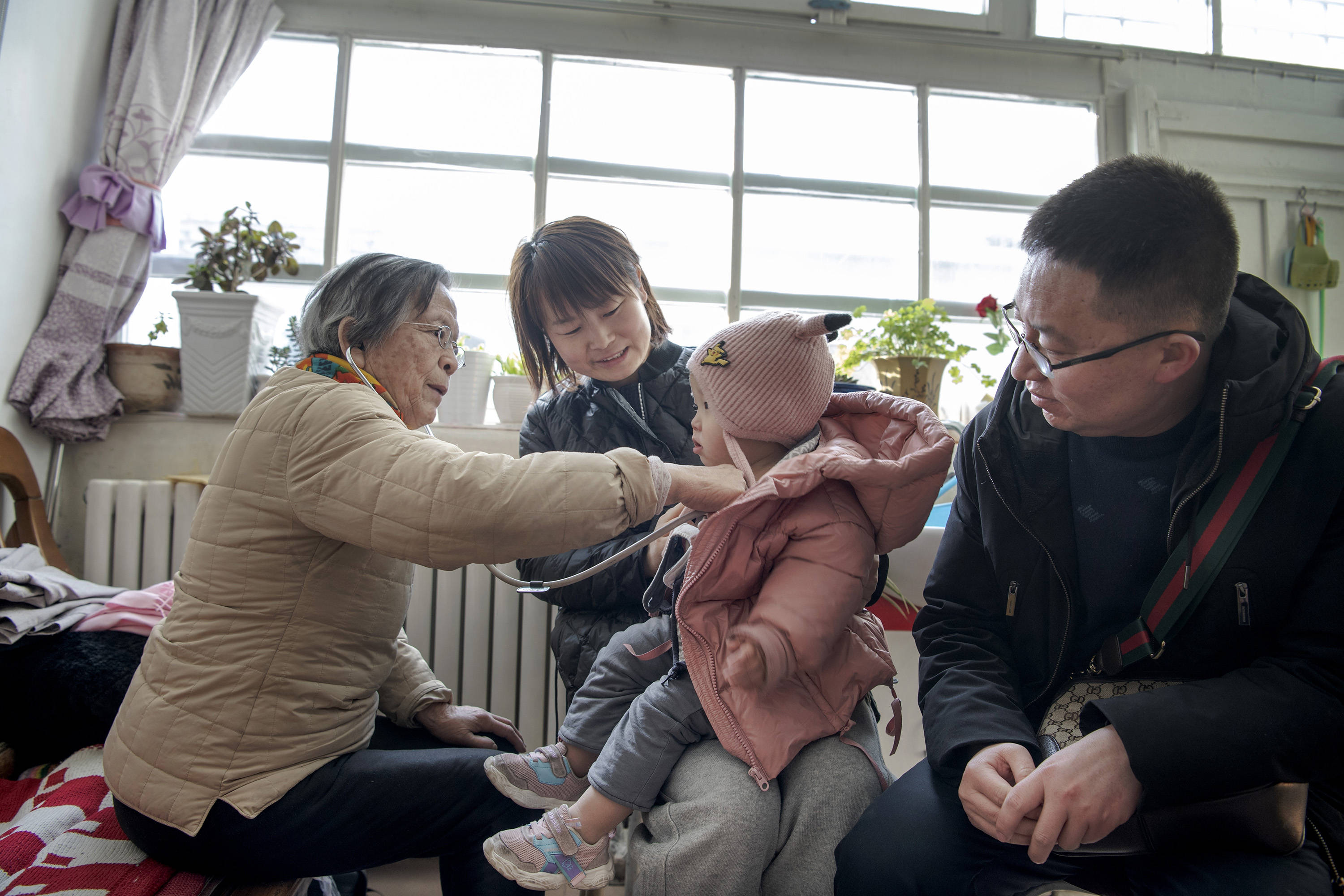 黄土梅香半世芳三牛精神践行者路生梅50余载守护一方百姓健康