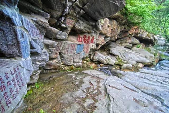 位于三祖寺西侧的山谷间,是古"潜阳十景"中的"石牛古洞"和"山谷流泉"