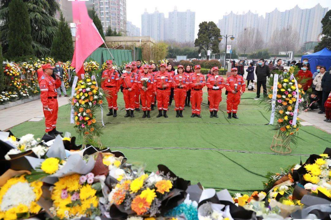 李伟锋介绍王焯冉烈士生平全体默哀敬献花篮,花束,鲜花拜祭陵园中其他