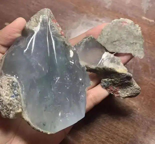 大哥买下六位数莫西沙小原石开出玻璃种翡翠却又遇一大难题