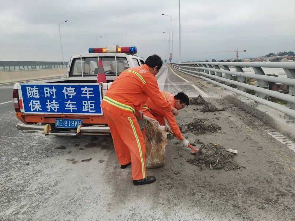 【漳路应急】及时清理路面污染,保障道路安全畅通