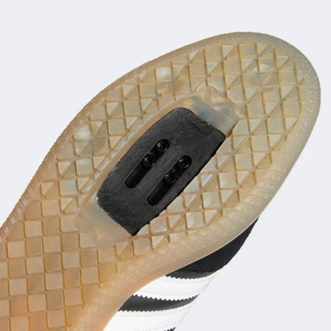 在鞋底的橡胶大底下,设有sdp制式的锁片安装位,即使安装锁片后也不会