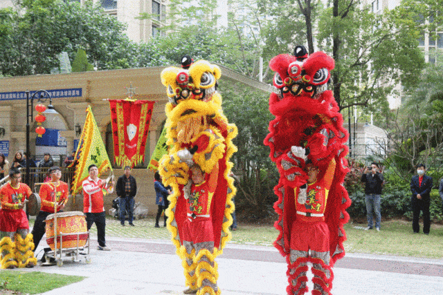 敲锣打鼓送喜报,光荣之家显荣光