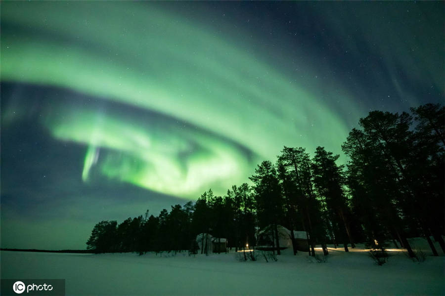当地时间2021年3月2日,芬兰拉普兰,天空中出现绚烂的北极光美景