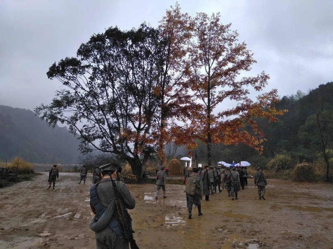 三湾改编冒雨拍摄演员投入演绎