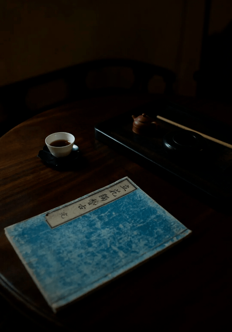 一桌一椅一卷书,一灯一人一杯茶