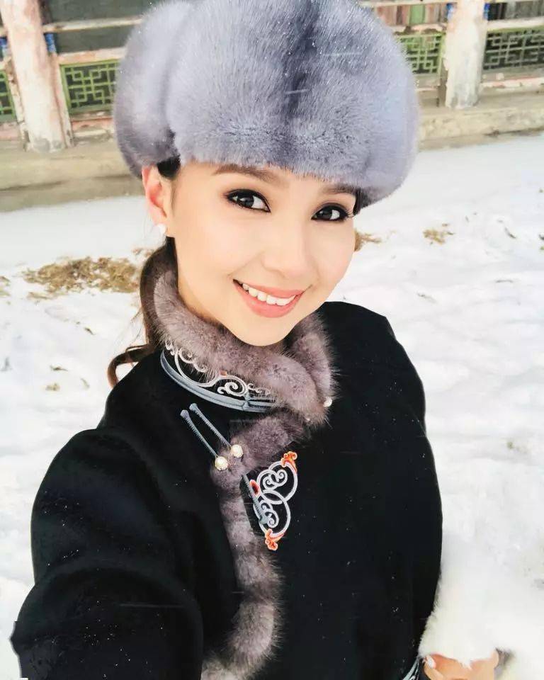 迷倒全世界的蒙古美女巴图其其格美照 .