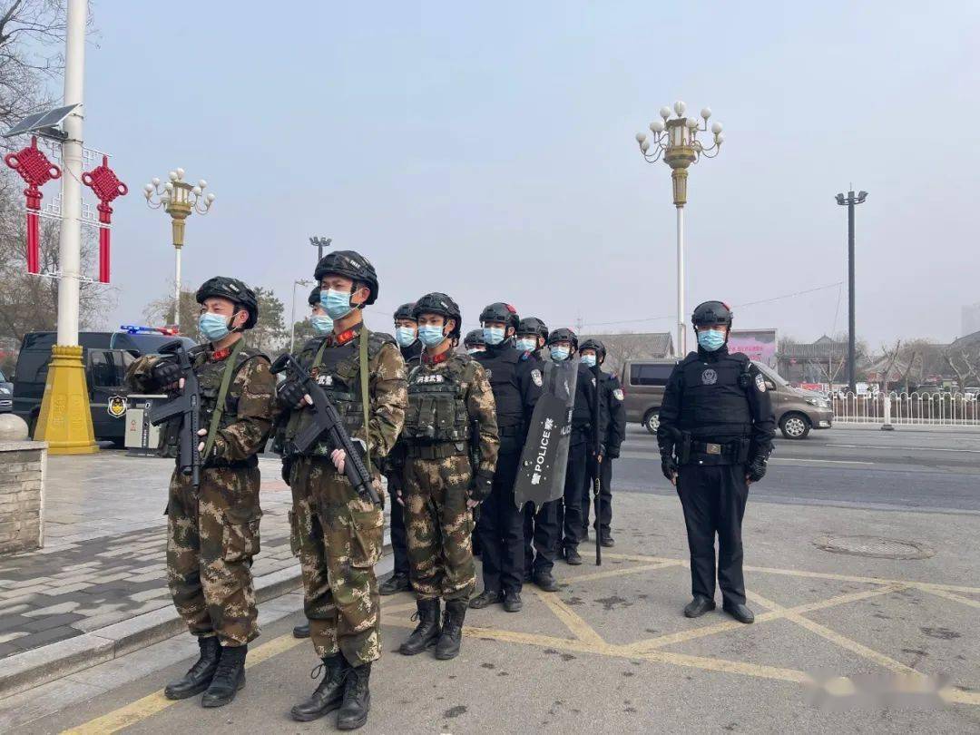 按照局党委的统一安排部署,联合武警中队开展城区武装巡逻防控工作