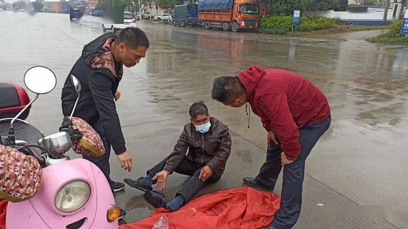 老人雨天骑车摔倒在路上,合浦民警伸手援助.