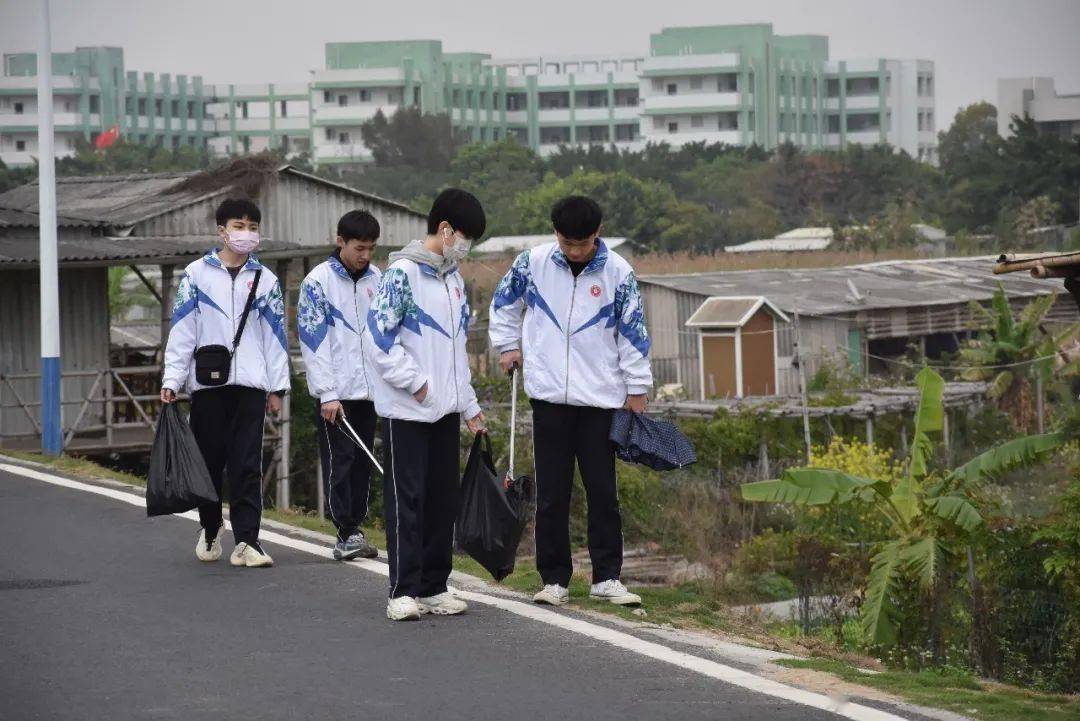 马发鑫副校长回顾了学校在汕头市创建全国文明城市,抗疫返学期间涌现