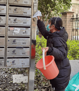 李峄琨拿着抹布把小红车仔仔细细地擦了个遍,看着干干净净的小红车,谁