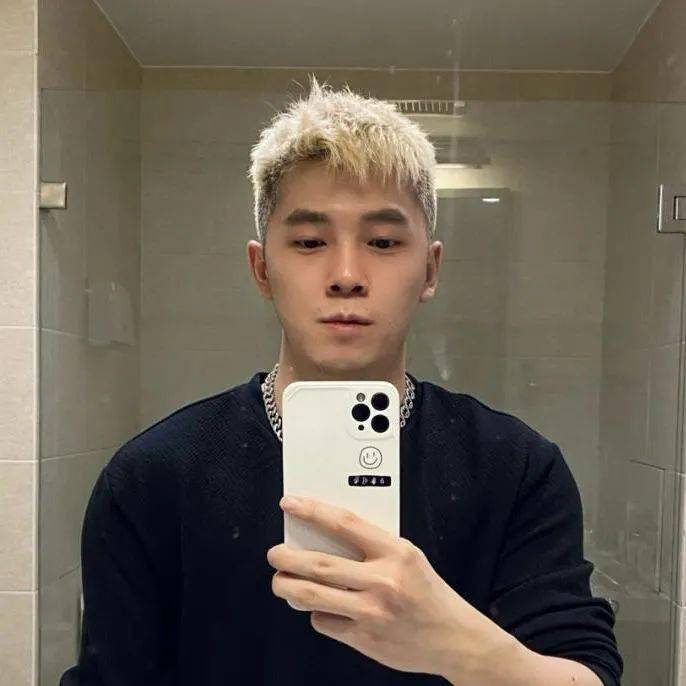 "发型③脸型:不适合方脸,其它脸型适合发型:男生"韩式碎盖"发型②发型