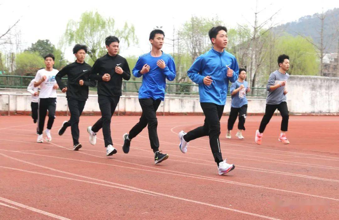 河初中)  ( 摄影: 箭厂河中心学校)  桃李春风冠集英 (摄影:新县三中)