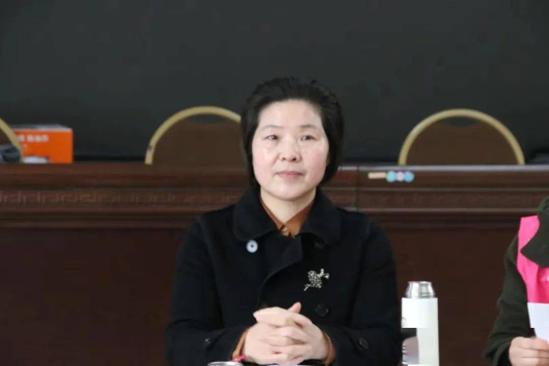 张春娟主席致辞并充分肯定了各村妇联充分发挥了党和政府联系妇女群众