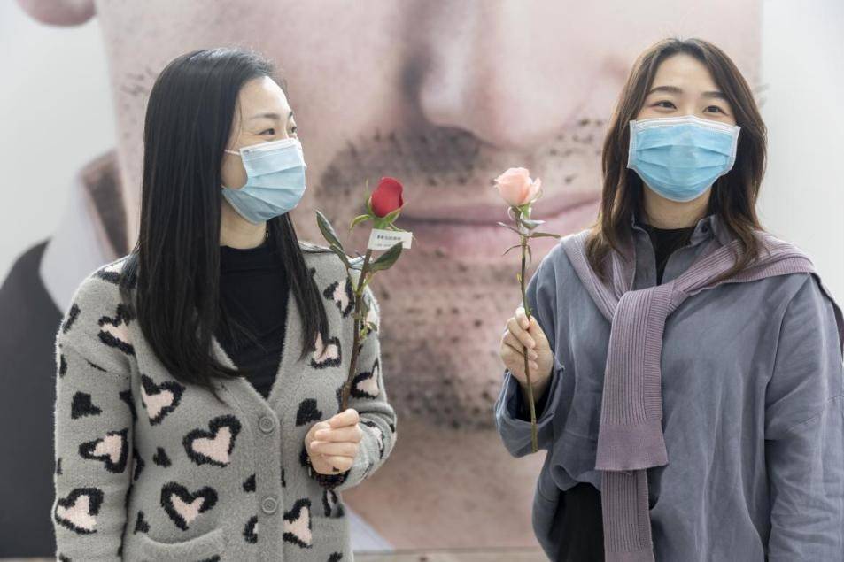 上海世茂大厦开放式玫瑰墙胡子绅士缔献女王节温暖祝福