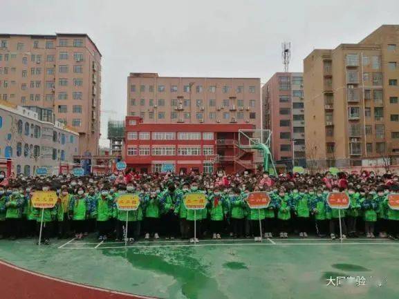 杞县大同实验小学举行主题升旗仪式,学习以学雷锋为主题的歌曲.