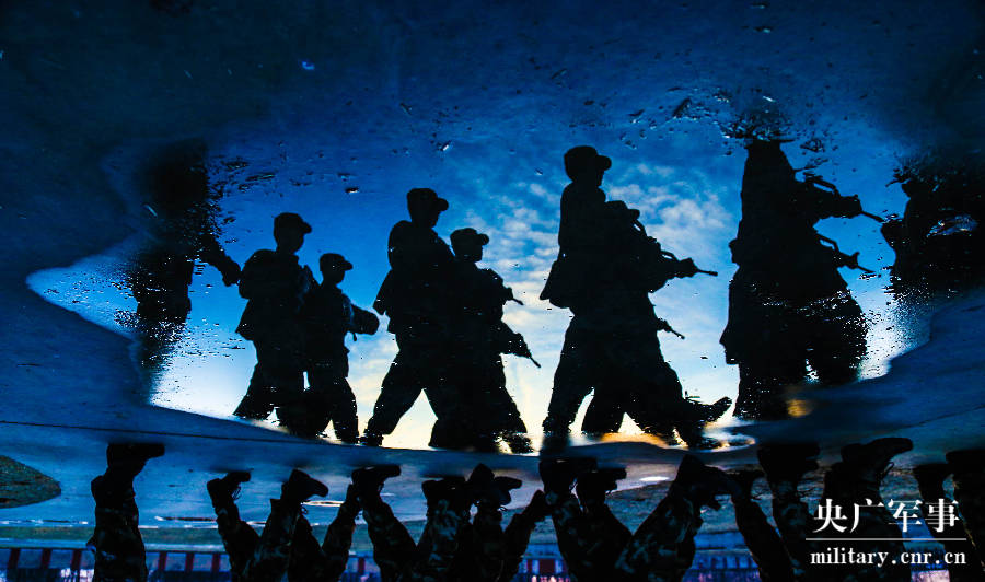 帅武警官兵训练剪影画风超硬核