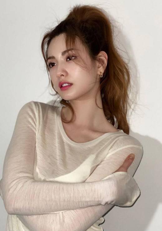 韩国女艺人nana社交网络发照秀完美比例身材