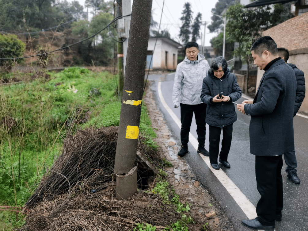 萍乡井冲村一电线杆损坏严重,居民和过路行人担心受怕