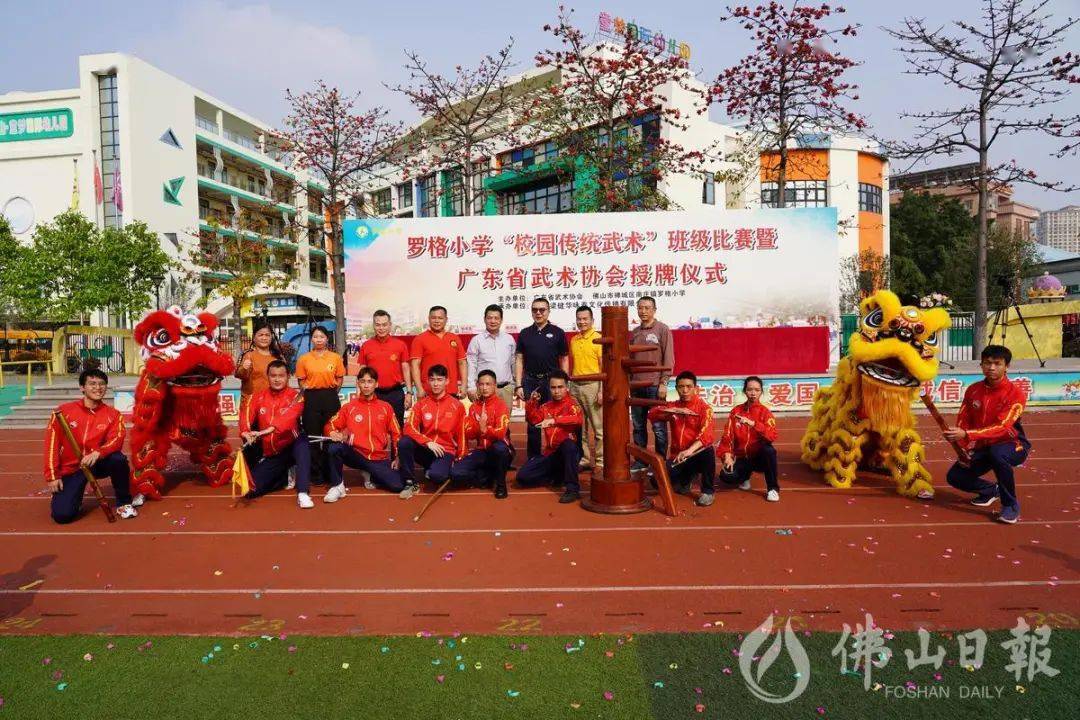 3月12日,南庄镇罗格小学大操场不时传来"吼""哈"的声音,这是该校正在