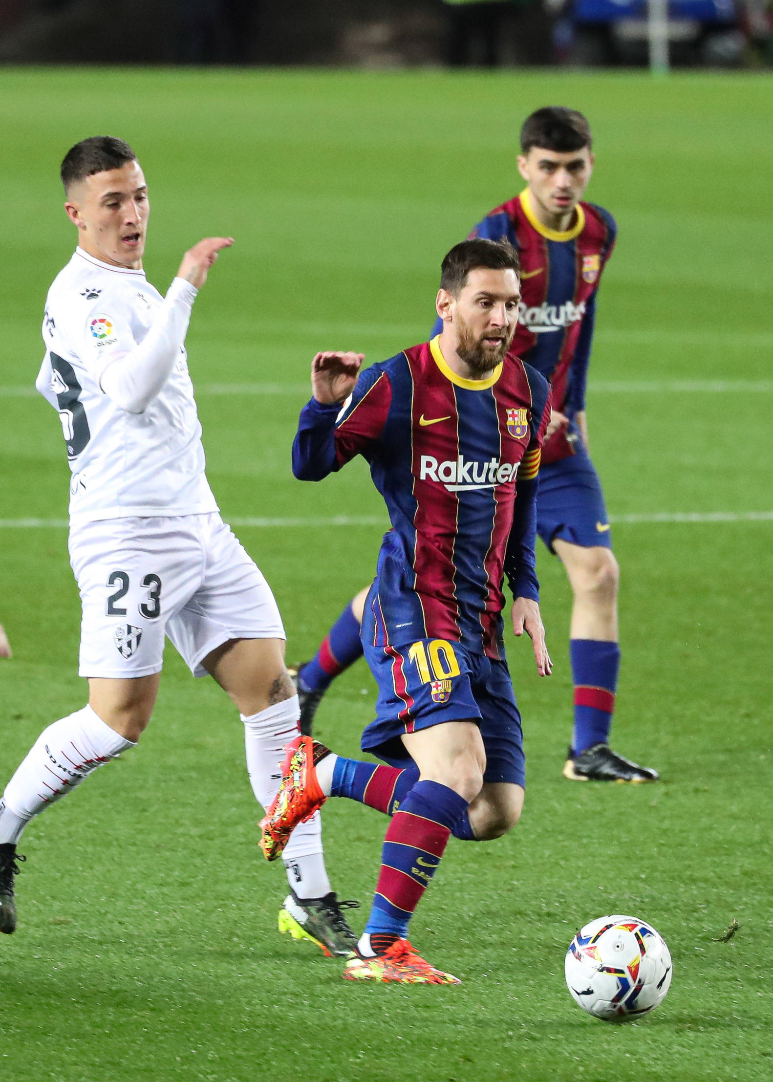 3月15日,巴塞罗那队球员梅西(右)在比赛中带球突破.
