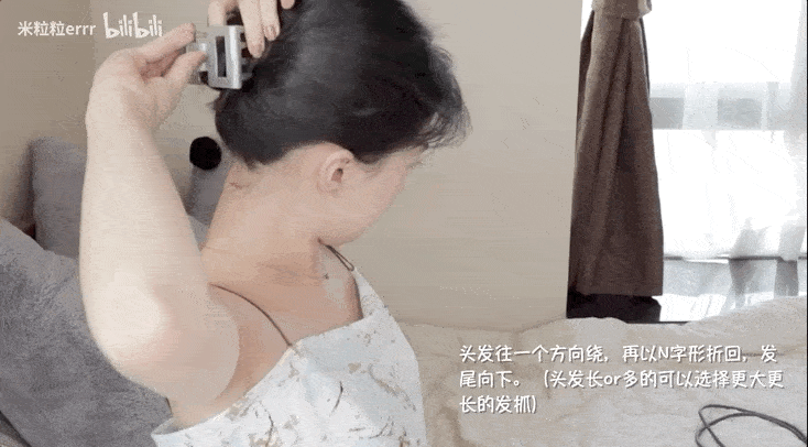 最后,取出发抓固定住就ok了~ 扎好后面的头发,别忘记预留一些凌乱的