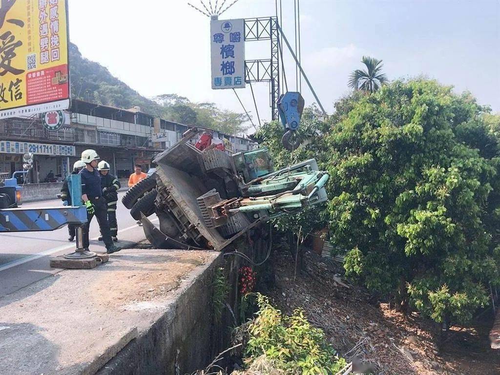 拼装车载挖土机压塌水沟盖,导致倾倒压死人