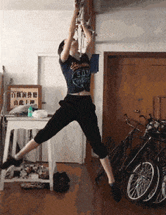搞笑GIF: 这操作别人也是学不来