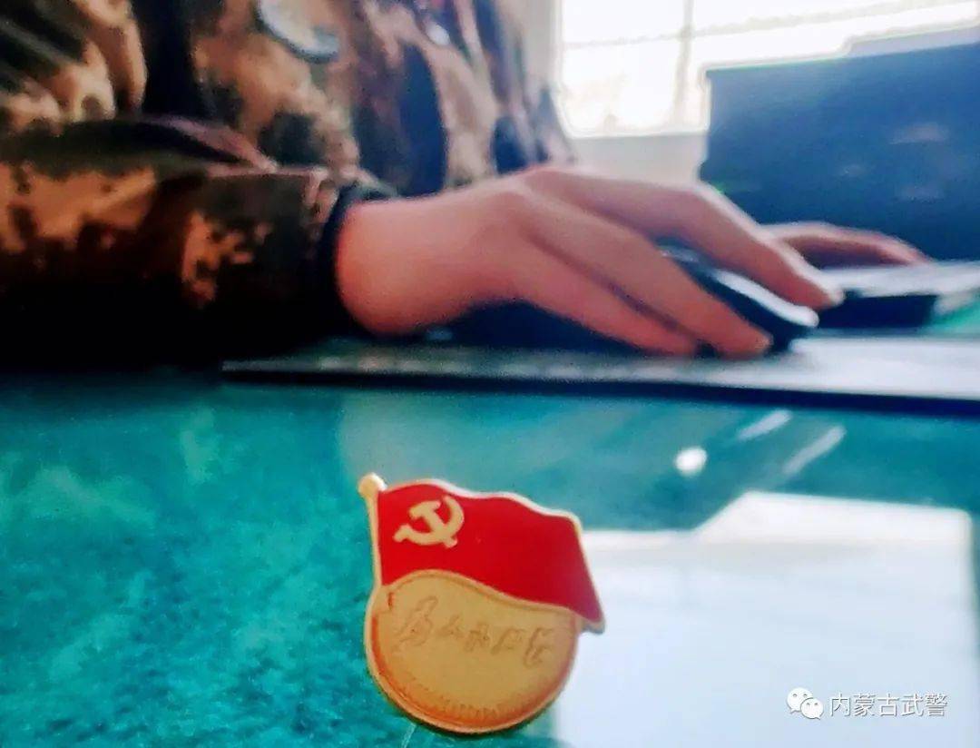 中国共产党党徽为镰刀和锤头组成的图案,是中国共产党的象征和标志.
