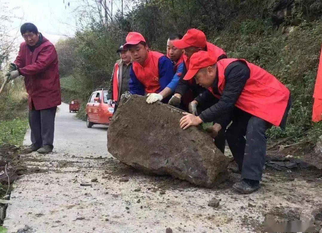 小块再进行搬运,镇政府退休老党员郭运新和周边村民也加入"搬石"队伍