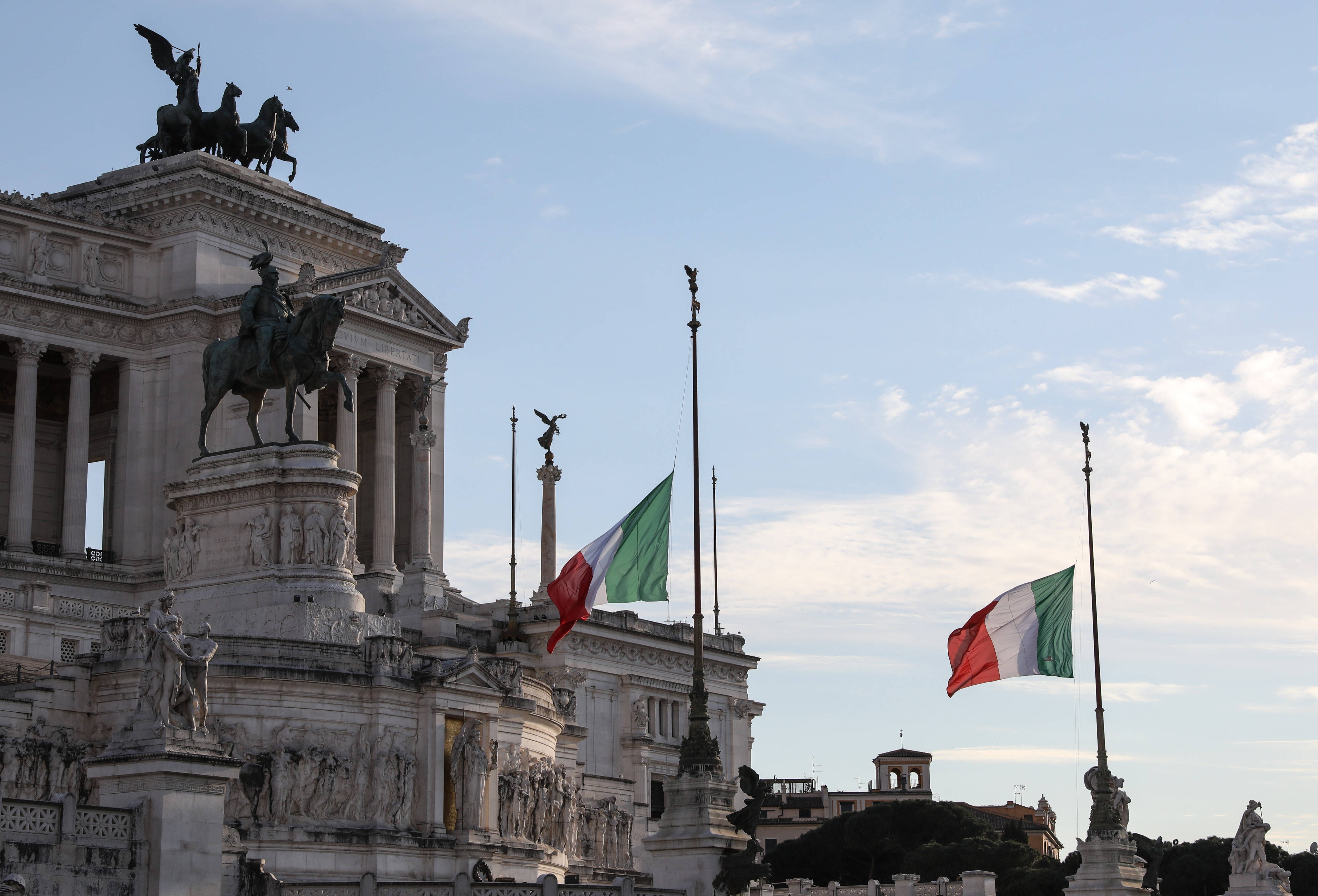 3月18日,意大利首都罗马威尼斯广场维托里亚诺纪念堂的意大利国旗降