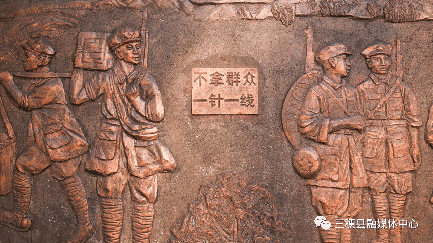脚下放了买果钱,还特地在这颗柿子树上贴上"不拿群众一针一线"的字条