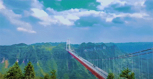 之间,在薄雾缥缈的矮寨大峡谷之上,有那么一座架在355米高空的大桥