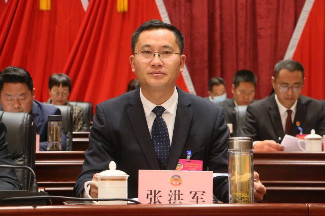 鹤庆县委副书记,代理县长张洪军到会指导并在主席台就坐.