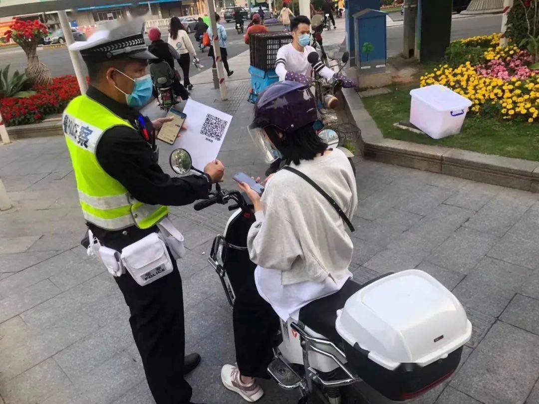 虎门交警带着"莞微劝导"小程序