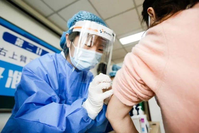 上海医生如何接种新冠疫苗?来看现场!有三高能接种吗?