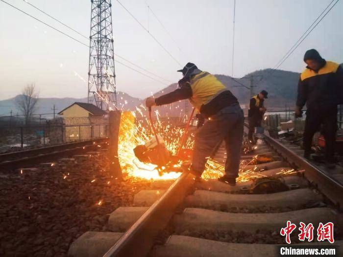 市官马山下,中国铁路沈阳局集团有限公司大连工务段熊岳城线路车