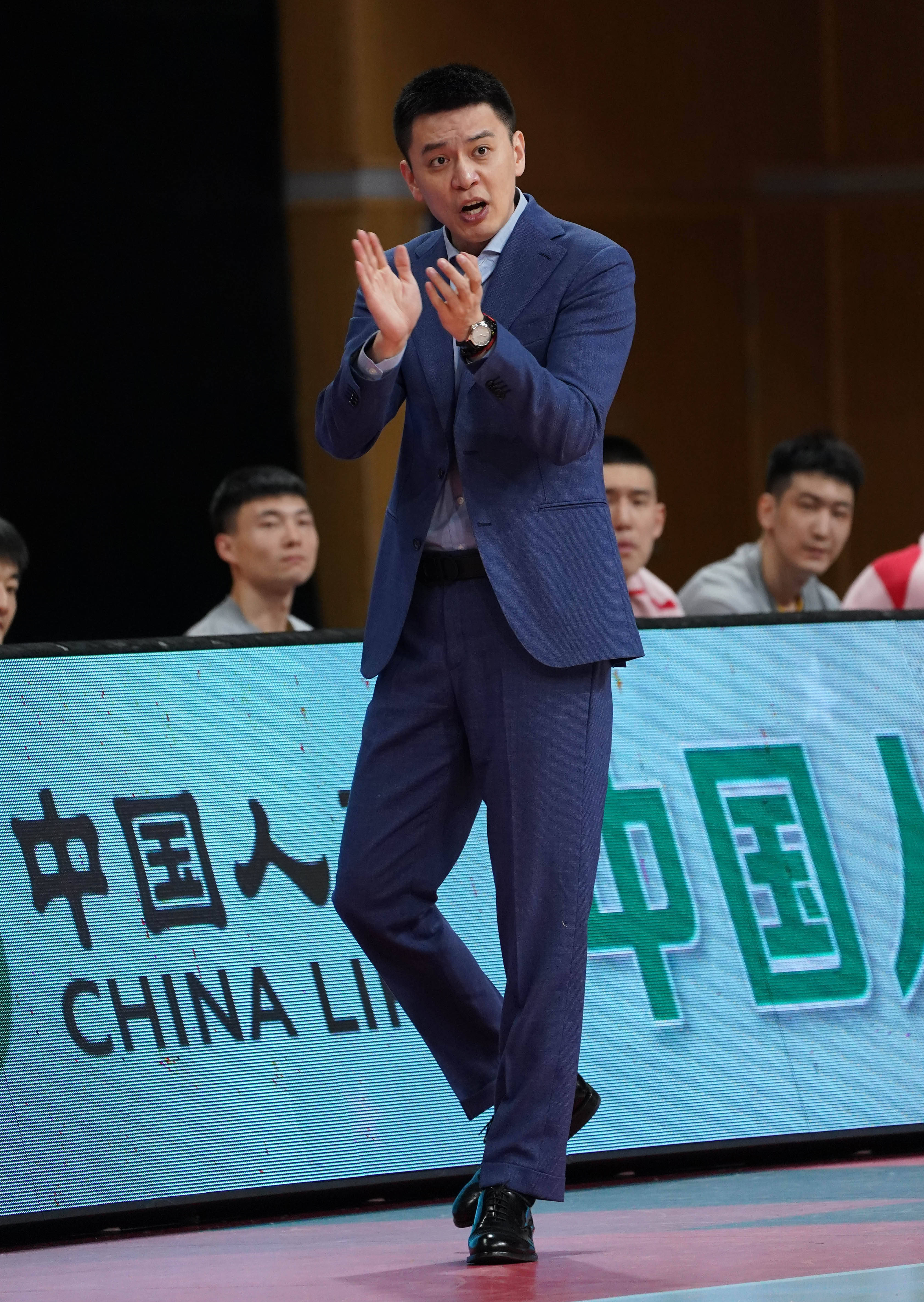 3月26日,辽宁本钢队主教练杨鸣在比赛中鼓励球员.