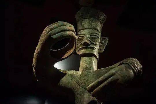 这些文物,被认为是古代蜀国国王祭祀用的用品,由此引发了人们对古代蜀