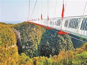 凤凰谷玻璃桥吸引游客