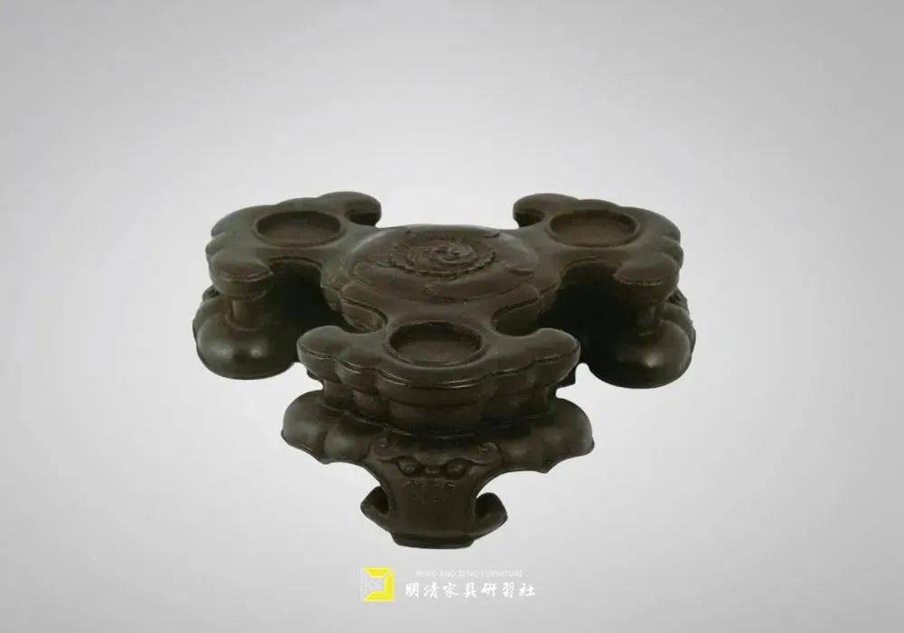 又起陪衬作用,而且又无喧宾夺主之嫌,不夺器物之光辉,造型设计极其