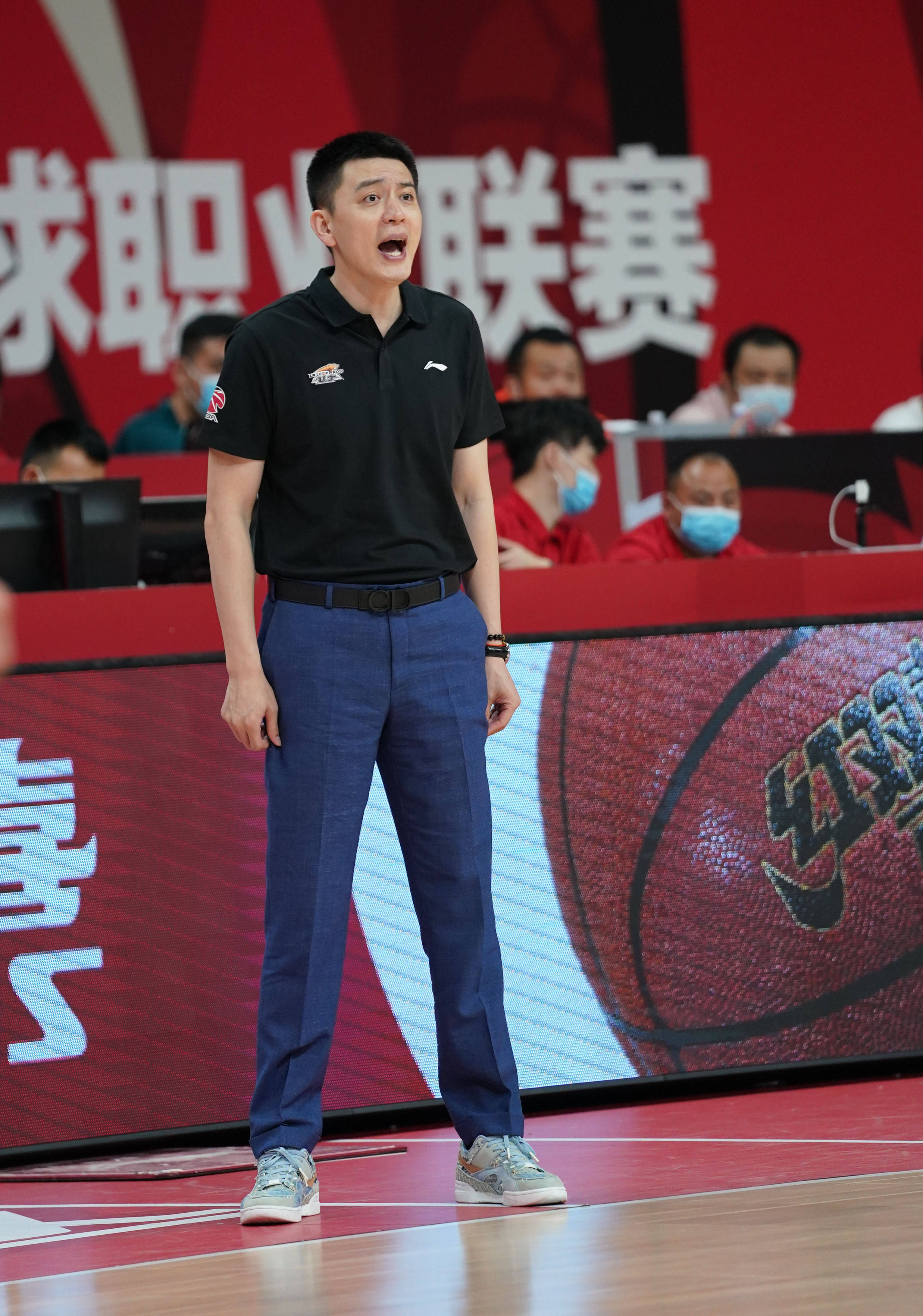 3月28日,辽宁本钢队主教练杨鸣在比赛中指挥.