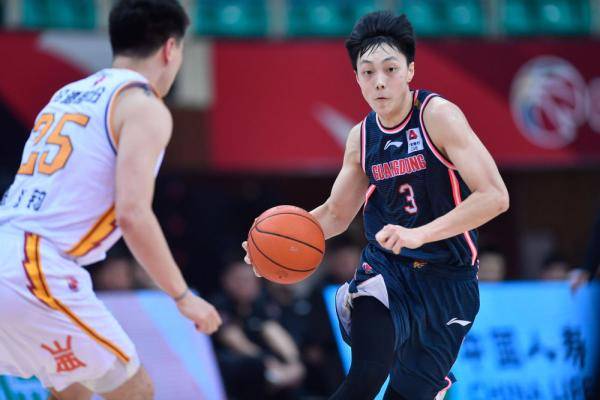 3月27日,广东东莞大益队球员胡明轩(右)在比赛中进攻.